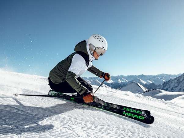 Skiing on piste